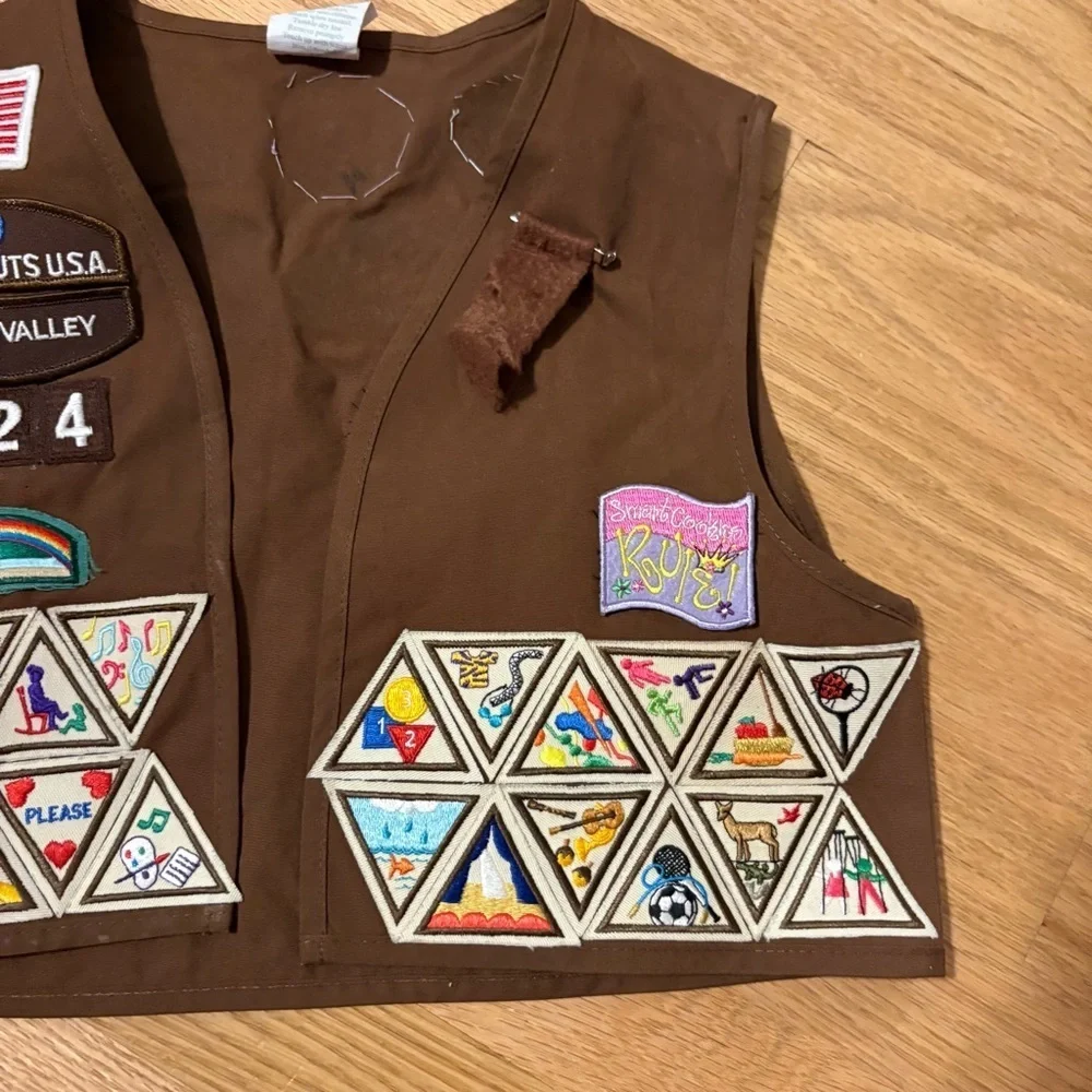 Vintage Girl Scout Brownie Vest 2006 Patches Brown Kids